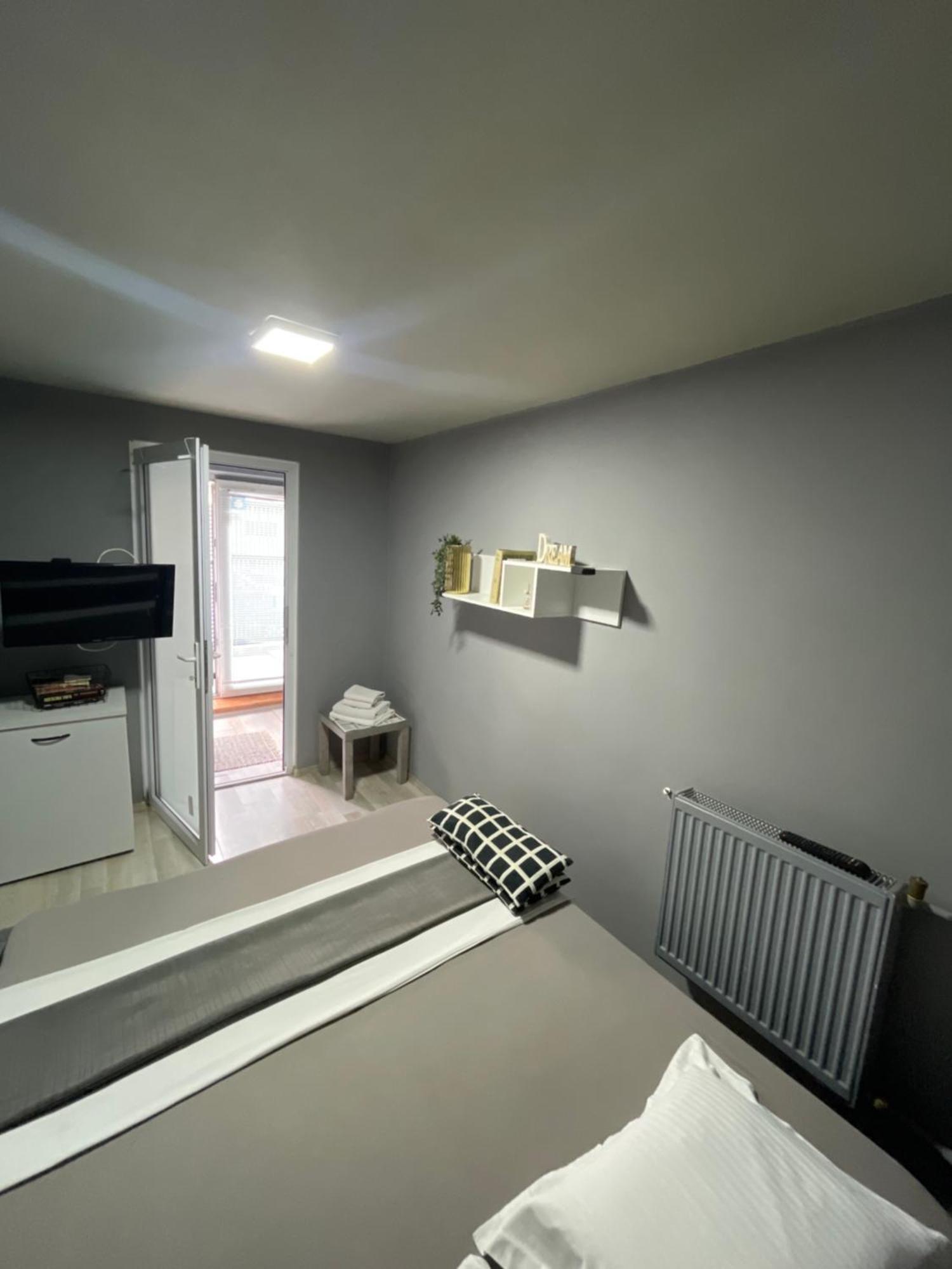 Robert Local Social Motel Harsova Экстерьер фото